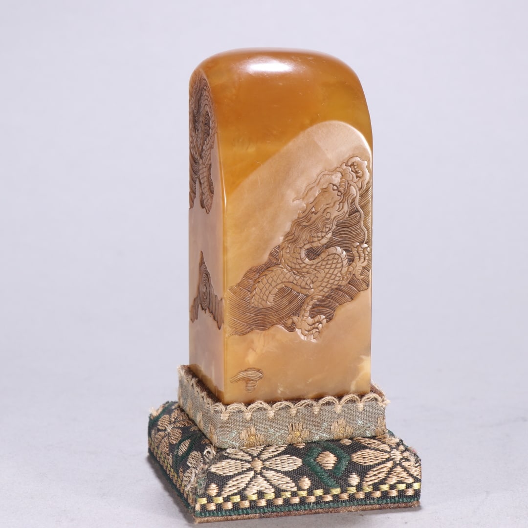 A beautiful Tian Huangshi seawater dragon seal (1 of 9)