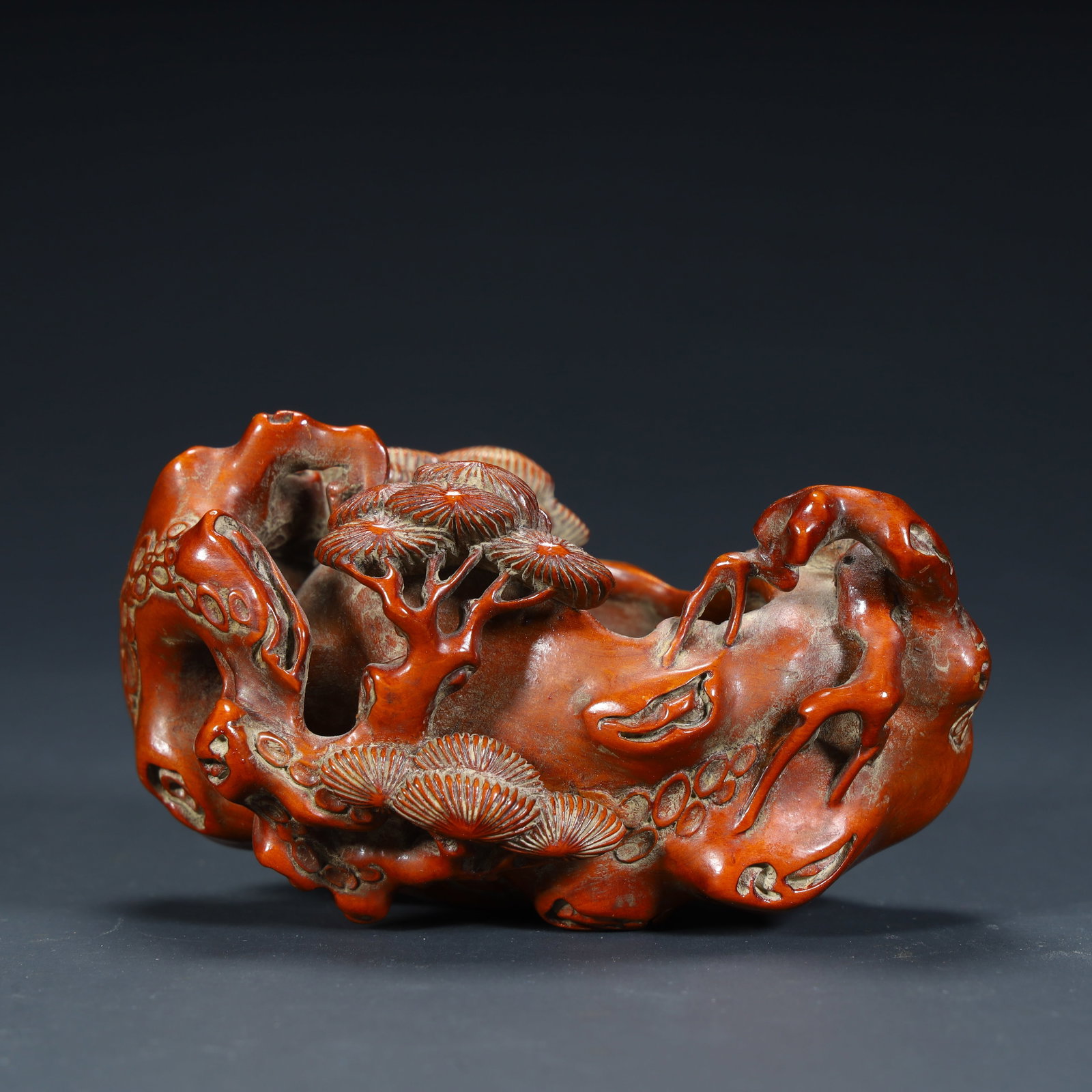 A Qing Dynasty boxwood pine grain wash: Qing Dynasty boxwood pine grain washed SIZE:H: 6cmL: 10cmW: 6.5cmW: 77g (The Dimensions Of All Batches Are Manually Measured.If You Need More Detailed Information, Please Contact Our Customer Service 