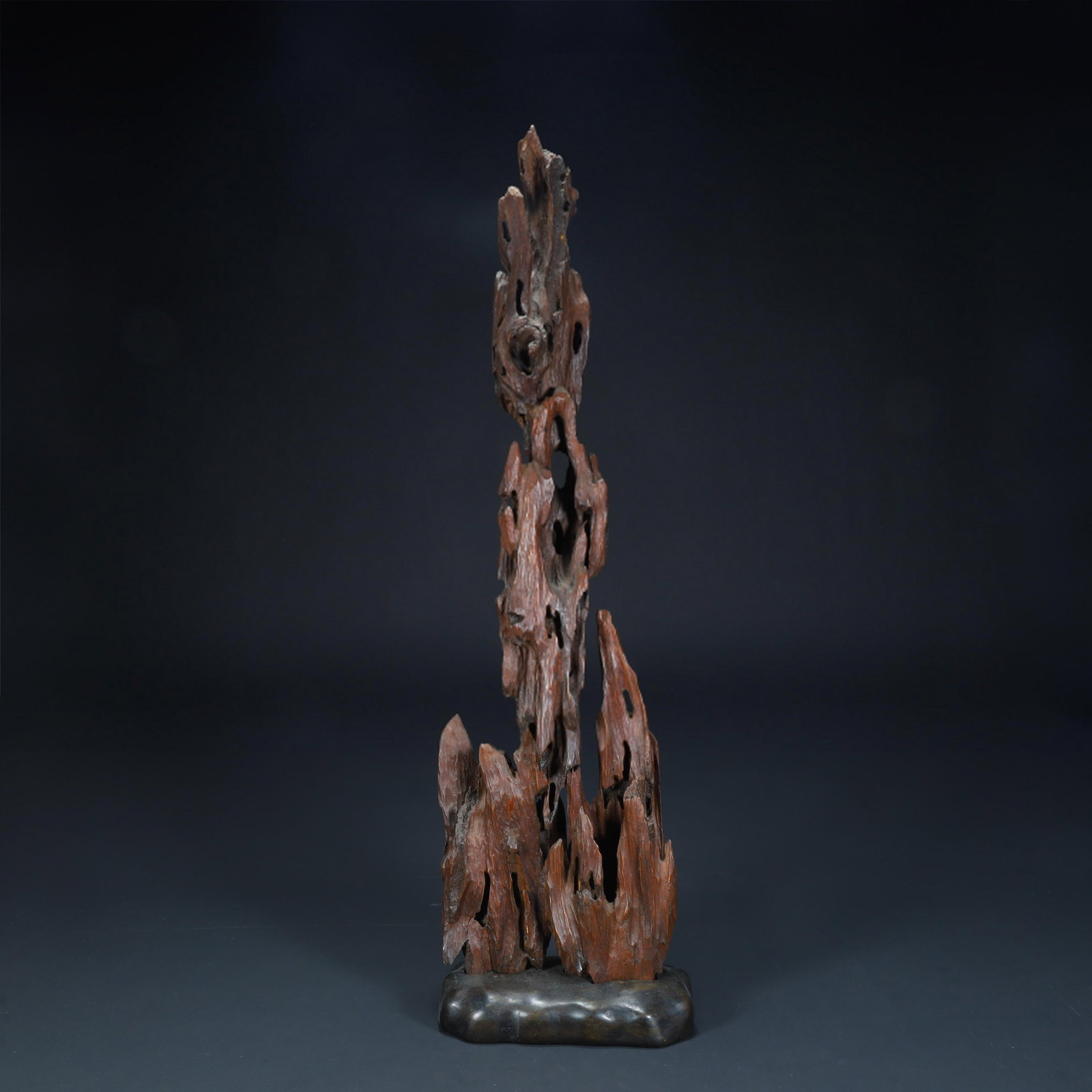A piece of agarwood mountain ornament from the Qing Dynasty: Qing Dynasty agarwood mountain ornaments SIZE:H: 57cmL: 16cmW: 9cmW: 649g (The Dimensions Of All Batches Are Manually Measured.If You Need More Detailed Information, Please Contact Our Customer Servic