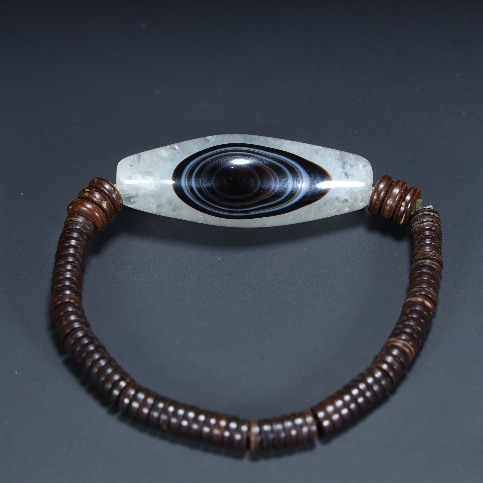 A beautiful piece of sky-eyed silk agate: Exquisite Sky Eye Wrapped Agate SIZE:L: 5.4cmW: 2.2cmW: 34g (The Dimensions Of All Batches Are Manually Measured.If You Need More Detailed Information, Please Contact Our Customer Service Before Biddi