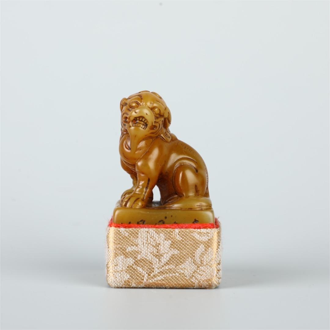 A fine Shoushan Tian yellow seal (1 of 9)