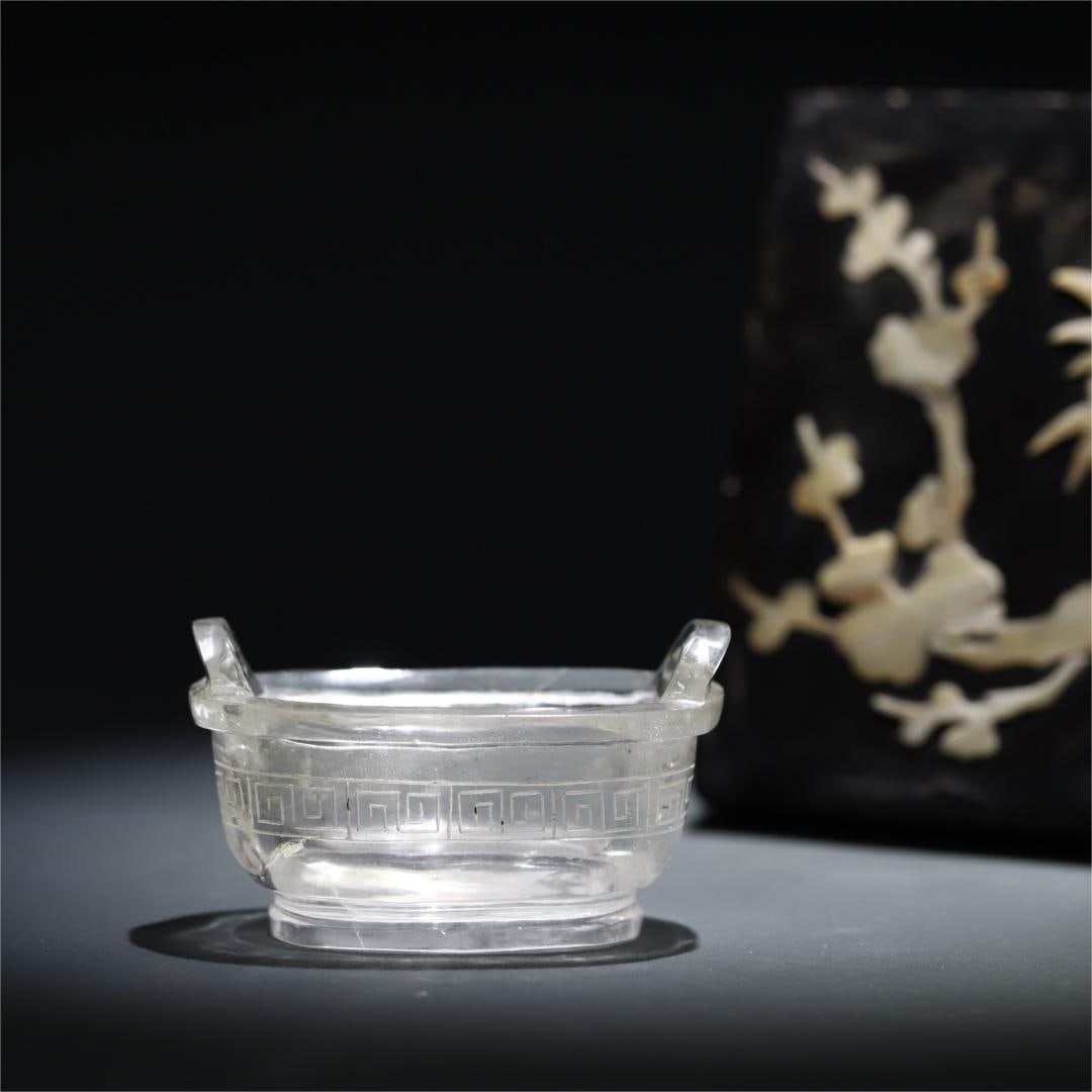 A Qing Dynasty crystal echo amphora furnace: Qing Dynasty clear crystal echo amphora furnace Size:H:4.7x8.1x5.3cm W:0.1338kg (The Dimensions Of All Batches Are Manually Measured.If You Need More Detailed Information, Please Contact Our Customer 