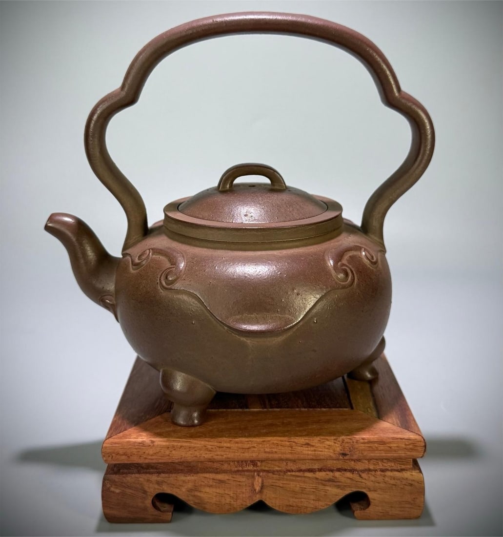 A beautiful three-legged ruyi lifting pot: Exquisite three-legged ruyi lifting pot Size:16.3x12.4x15.4cm W:0.43kg (The Dimensions Of All Batches Are Manually Measured.If You Need More Detailed Information, Please Contact Our Customer Service B
