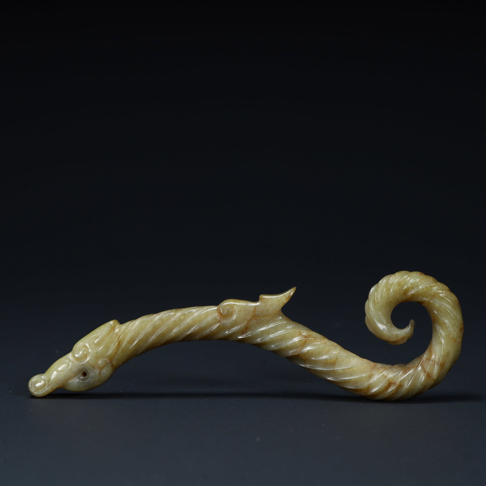 A beautiful ancient jade twisted silk pattern dragon-shaped pendant: Exquisite ancient jade twisted silk pattern dragon-shaped pendant SIZE:L: 11.2 cmW: 3.3 cmW: 28.3 g (The Dimensions Of All Batches Are Manually Measured.If You Need More Detailed Information, Please C