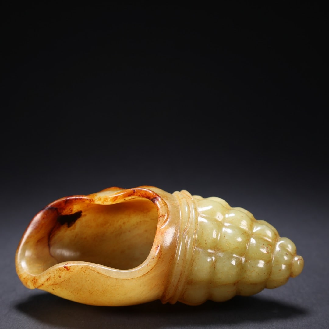 A Qing Dynasty Hetian topaz beautiful conch ornament: Qing Dynasty Hetian topaz pretty conch ornament Size:9.8x4.5x4cm W:0.127kg (The Dimensions Of All Batches Are Manually Measured.If You Need More Detailed Information, Please Contact Our Customer