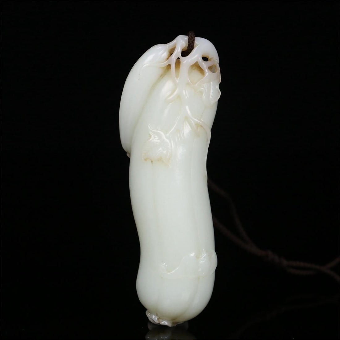 A piece of Hetian jade melon fruit handle from the Qing Dynasty: Qing Dynasty Hetian jade melon fruit handle Size:12x4.1x3.2cm W:0.2255kg (The Dimensions Of All Batches Are Manually Measured.If You Need More Detailed Information, Please Contact Our Customer