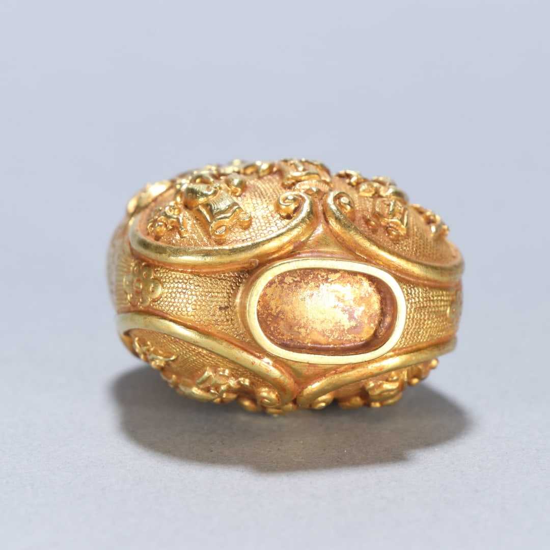 A fine solid gold character story snuffbox - 9