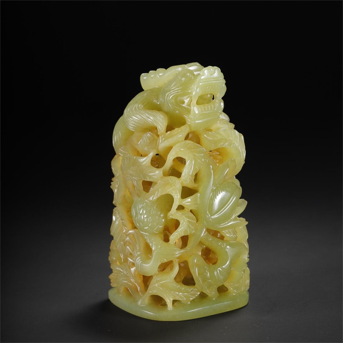 A beautiful Hetian topaz dragon pattern stove top: Exquisite Hetian topaz dragon pattern stove top Size:9.0x4.6x4.5cm W:0.169kg (The Dimensions Of All Batches Are Manually Measured.If You Need More Detailed Information, Please Contact Our Customer