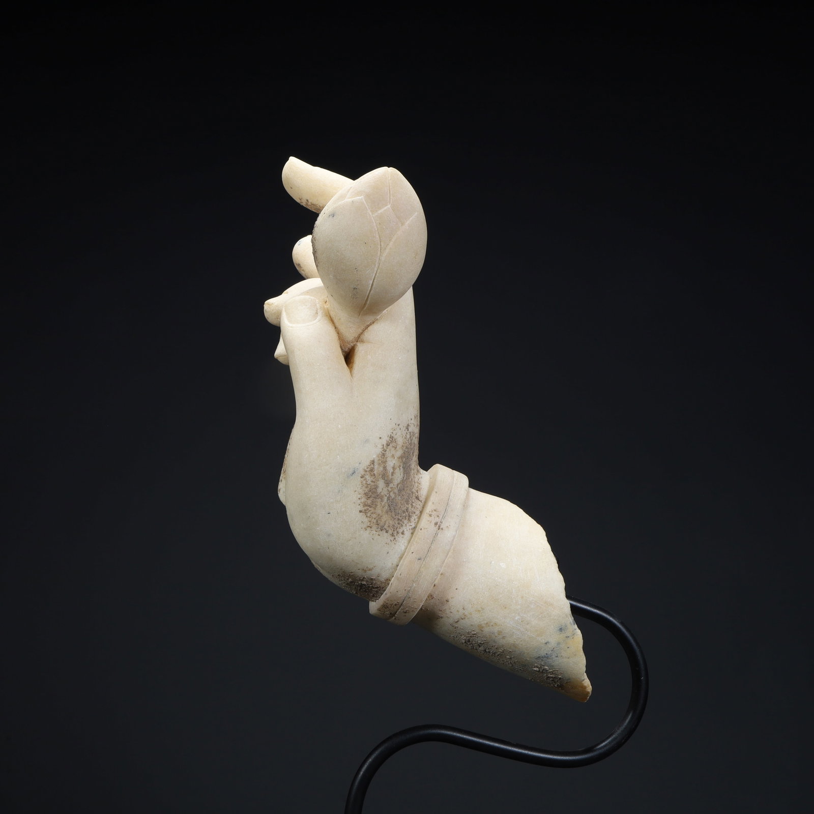 A fragment of a white jade carved Bodhisattva hand from the Qing Dynasty: Fragments of the white jade carved Bodhisattva hand of the Qing Dynasty SIZE:H: 27cmL: 15cmW: 14cmW: 2.7kg (The Dimensions Of All Batches Are Manually Measured.If You Need More Detailed Information,