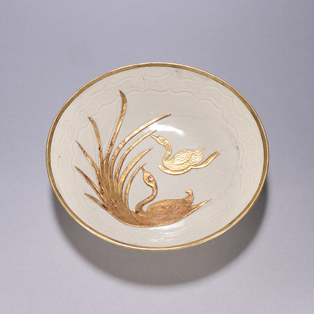 A white-glazed carved reed goose pattern plate of the Song Dynasty Ding kiln: The white glaze carved reed goose pattern plate of the Song Dynasty Ding kiln Size:H:4.5cm W:20cm (The Dimensions Of All Batches Are Manually Measured.If You Need More Detailed Information, Please Con