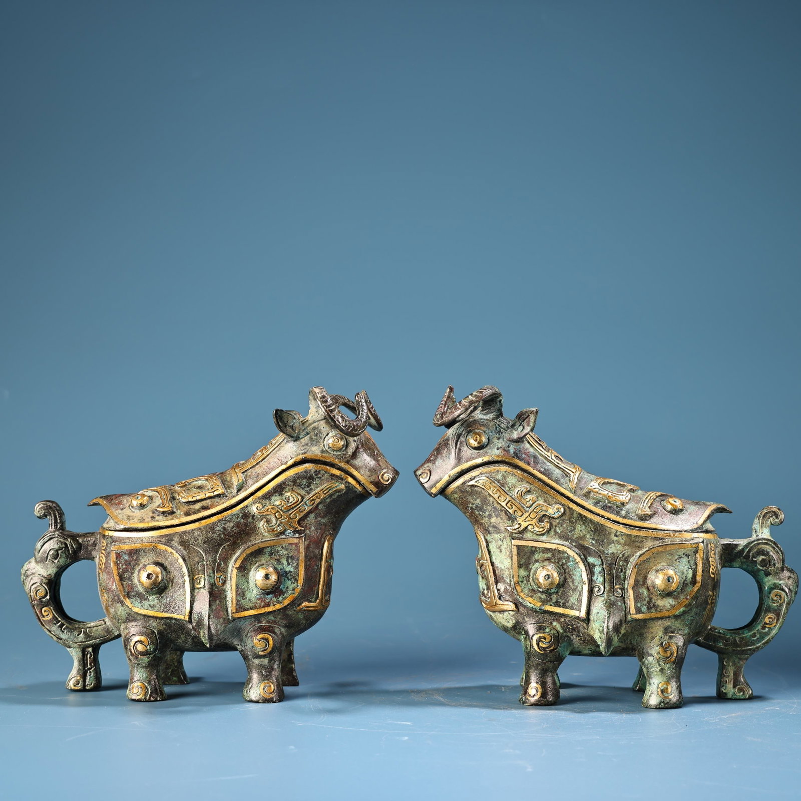 A pair of exquisite bronze wrong golden bull cups: Exquisite bronze wrong golden bull cup Size:H:16cm W:20cm W:1.2kg (The Dimensions Of All Batches Are Manually Measured.If You Need More Detailed Information, Please Contact Our Customer Service Before
