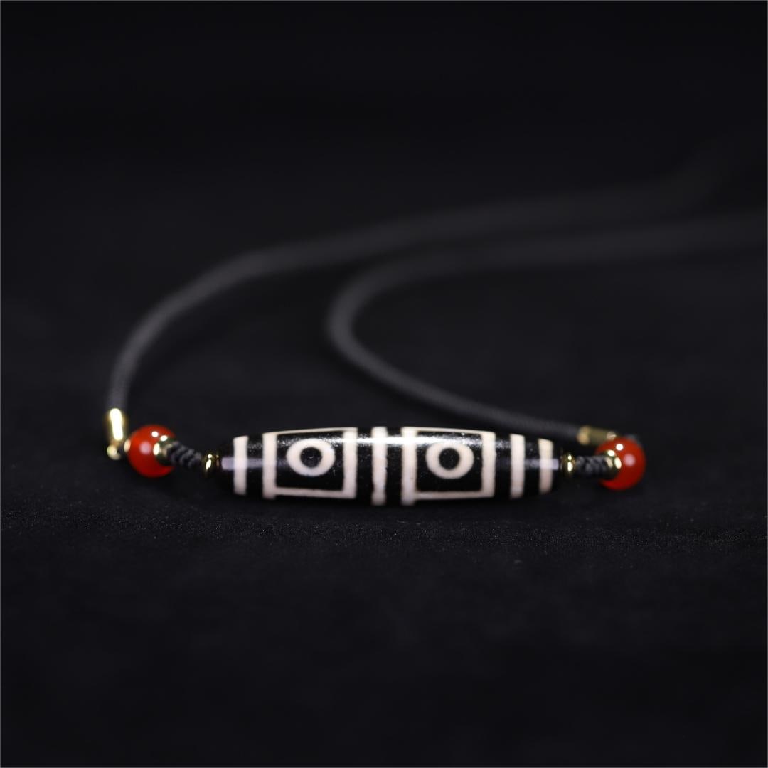 A beautiful old four-eyed Dzi necklace: Exquisite old four-eyed Dzi necklace Size:5.55x1.3cm W:0.0205kg (The Dimensions Of All Batches Are Manually Measured.If You Need More Detailed Information, Please Contact Our Customer Service Before B