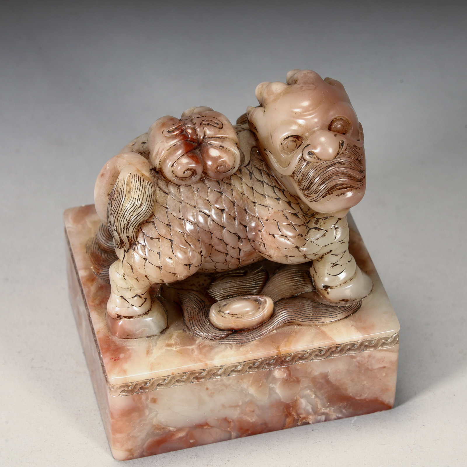 A seal of the Shoushan stone beast of the Qing Dynasty: The seal of the Shoushan stone auspicious beast in the Qing Dynasty Size: H:8cm L: 7.3cm W:6.3cm W:565.7g (The Dimensions Of All Batches Are Manually Measured.If You Need More Detailed Information, Pl