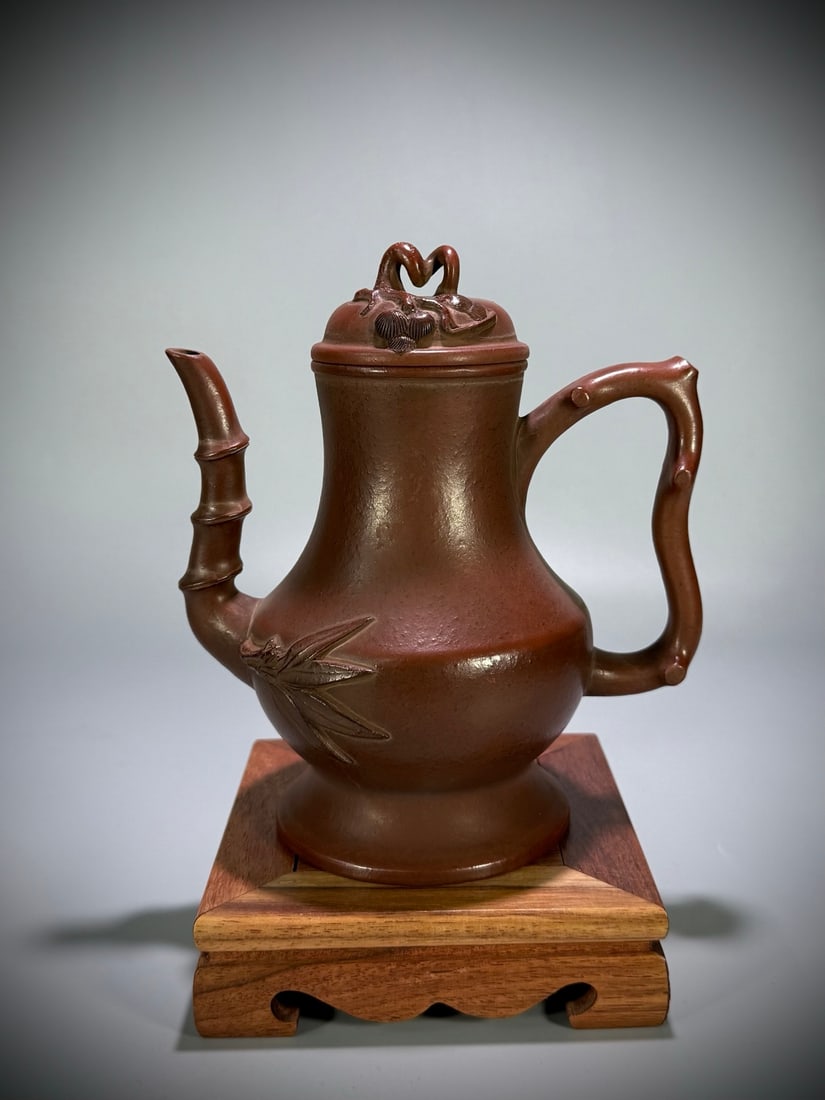 A Qing Dynasty cold three friends court imperial wine pot: The Qing Dynasty's cold three friends court imperial wine pot Size:14.9x9.9x16.4cm W:0.456kg (The Dimensions Of All Batches Are Manually Measured.If You Need More Detailed Information, Please Contact 
