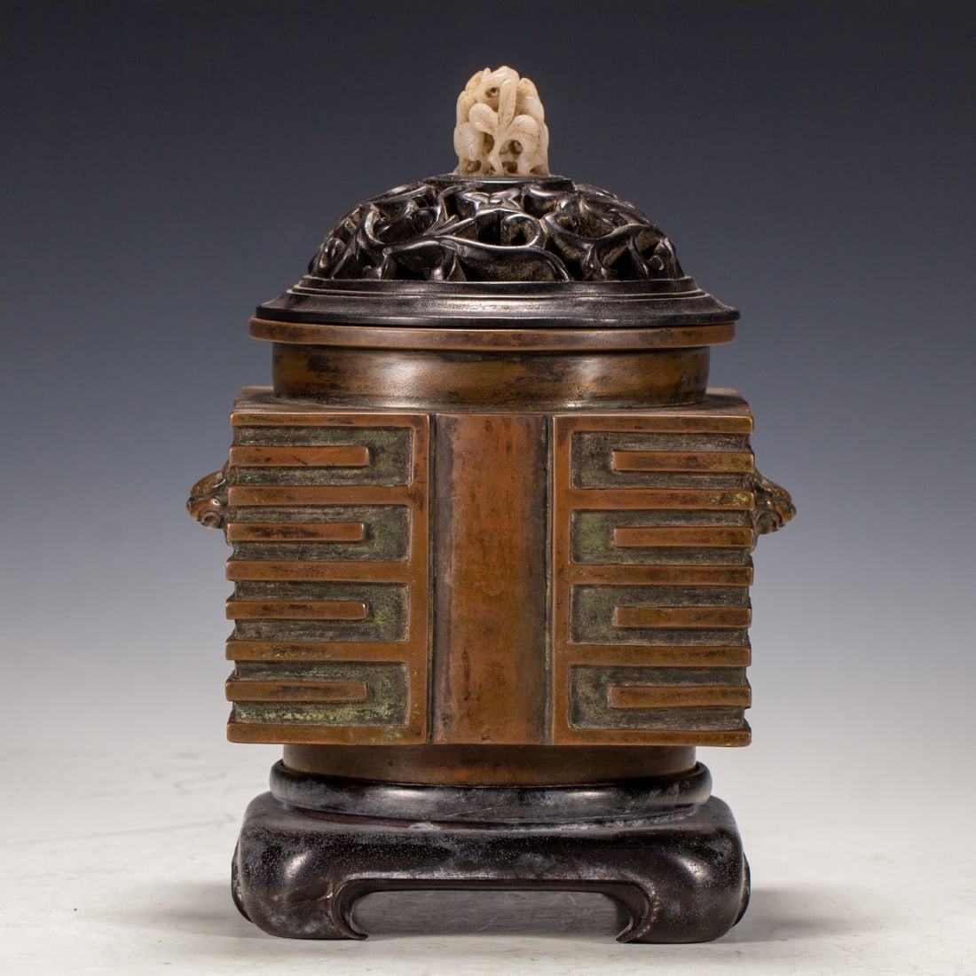 A fine copper brown stove: Exquisite copper brown furnace Size:L:15cm W:13cm H:21cm W:3.46kg (The Dimensions Of All Batches Are Manually Measured.If You Need More Detailed Information, Please Contact Our Customer Service Before