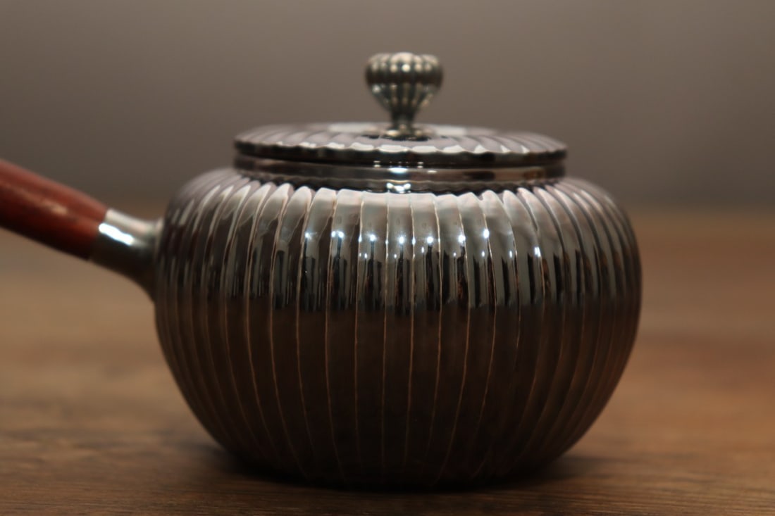 A sterling silver pot with a vertical rib pattern - 2