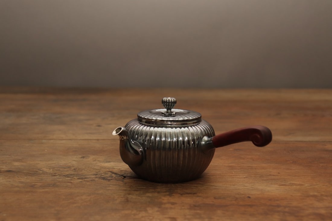 A sterling silver pot with a vertical rib pattern - 3