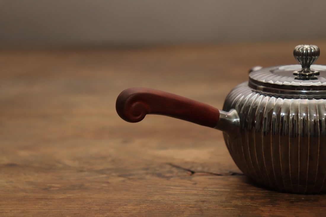A sterling silver pot with a vertical rib pattern - 4
