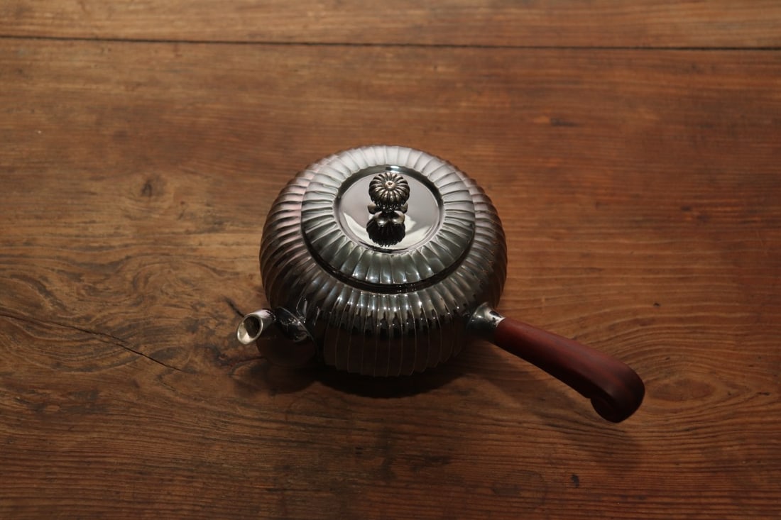 A sterling silver pot with a vertical rib pattern - 5