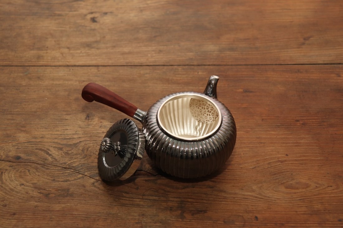 A sterling silver pot with a vertical rib pattern - 6