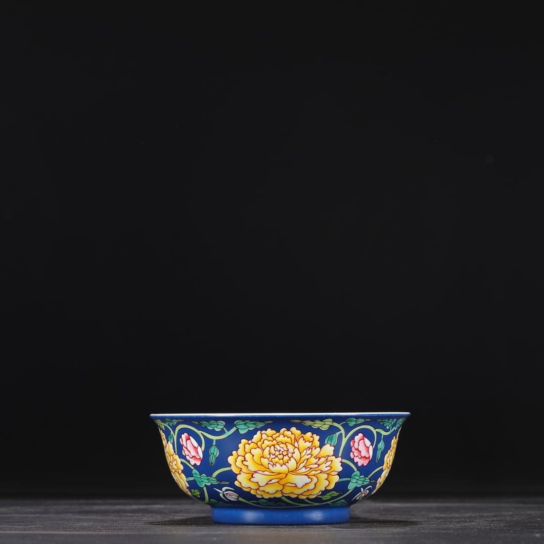 An enamel peony pattern palace bowl made in the Yongzheng era of the Qing Dynasty: The enamel peony pattern palace bowl made in the Yongzheng era of the Qing Dynasty Size:H:6cm Calibre:14cm (The Dimensions Of All Batches Are Manually Measured.If You Need More Detailed Information, P