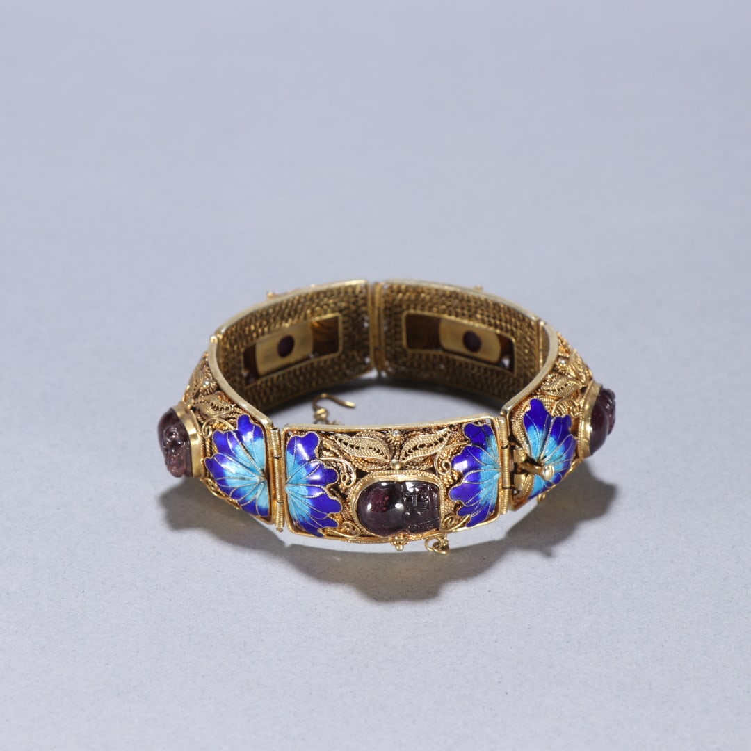 A silver-gilt filigree inlaid with ruby hand-rowed from the Qing Dynasty: The silver-gilt filigree of the Qing Dynasty is inlaid with ruby hand-rowed Size:L:18.2cm W:1.9cm lnside diameter:5.7cm W:0.0582kg (The Dimensions Of All Batches Are Manually Measured.If You Need More