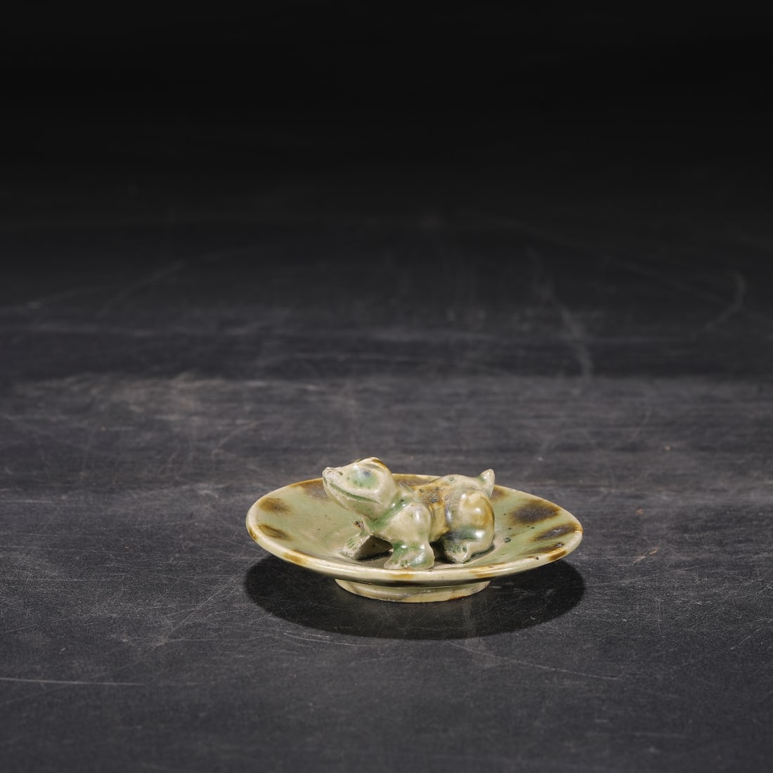 A celadon point palace lamp from the Eastern and Western Jin dynasties (1 of 7)