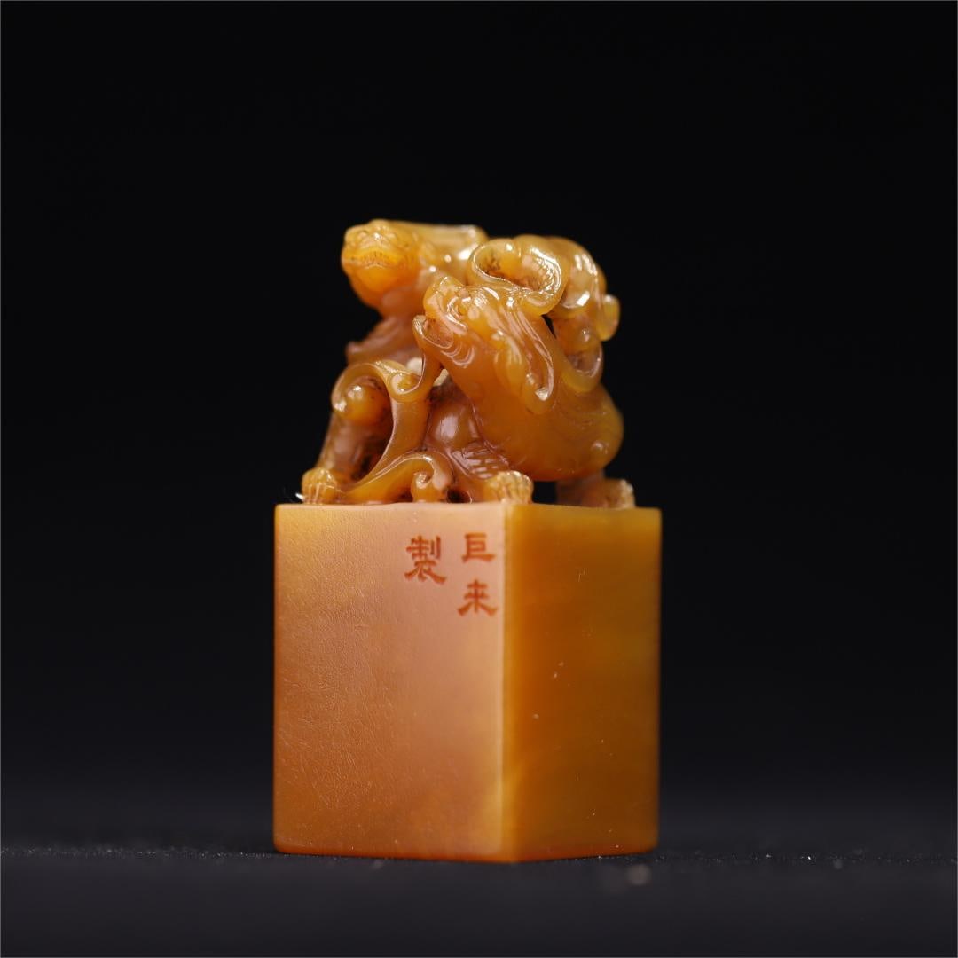 A Qing Dynasty giant Tian Huangshi double dragon button square seal: Qing Dynasty's giant model Tian Huangshi double dragon button square seal Size:6.9x3.1x3.1cm W:0.1205kg (The Dimensions Of All Batches Are Manually Measured.If You Need More Detailed Information, Plea