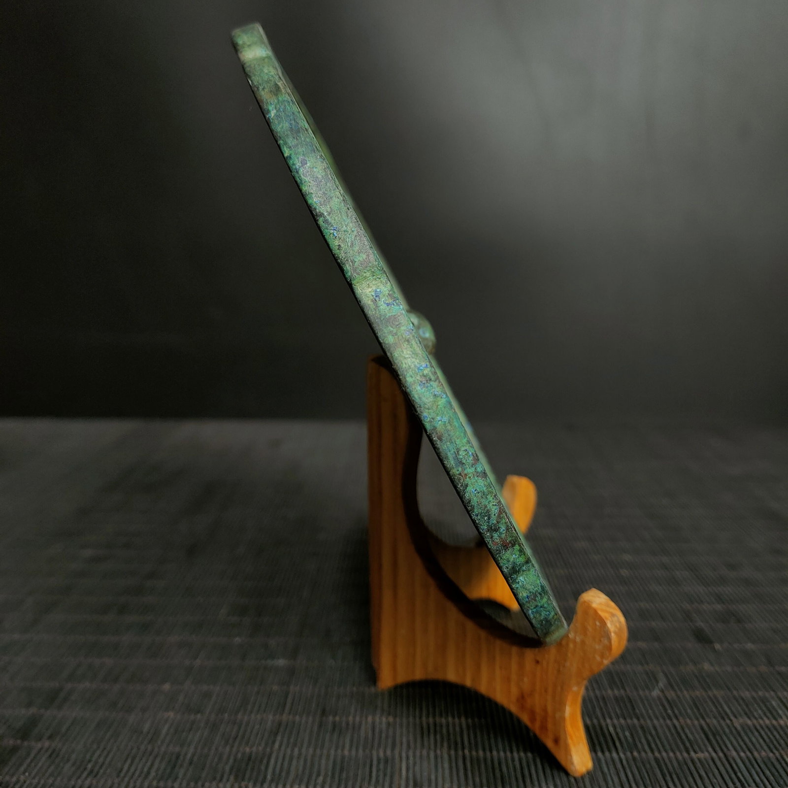 A fine bronze mirror - 7