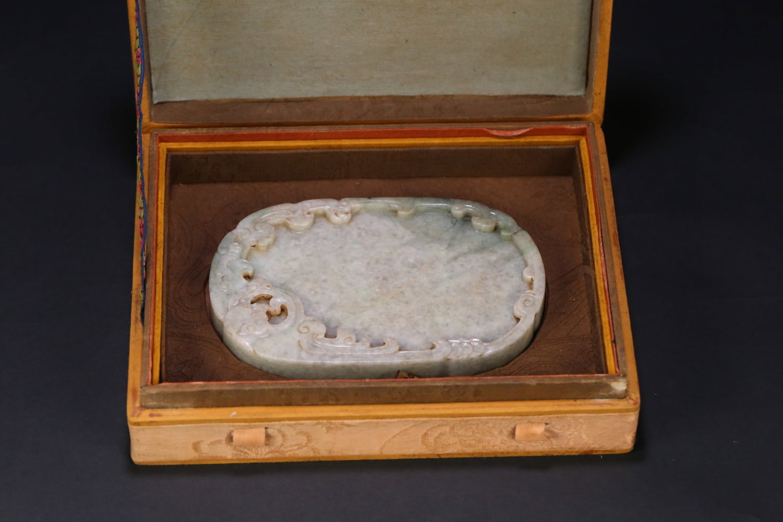 A Qing Dynasty study jade bat pattern inkstone - 2
