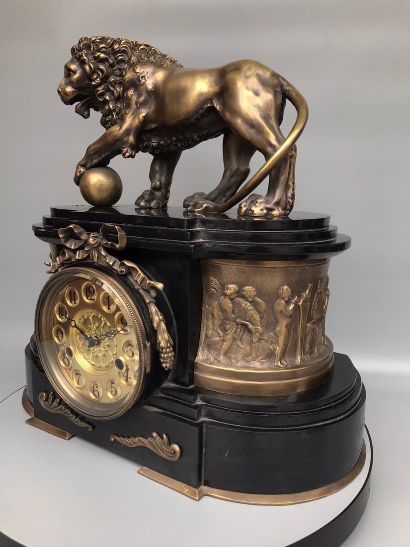 A beautiful lion clock - 3