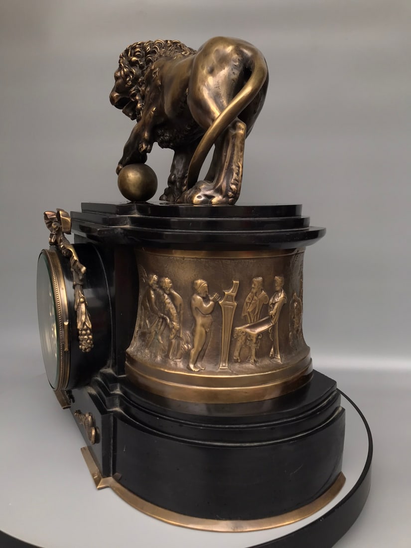 A beautiful lion clock - 4