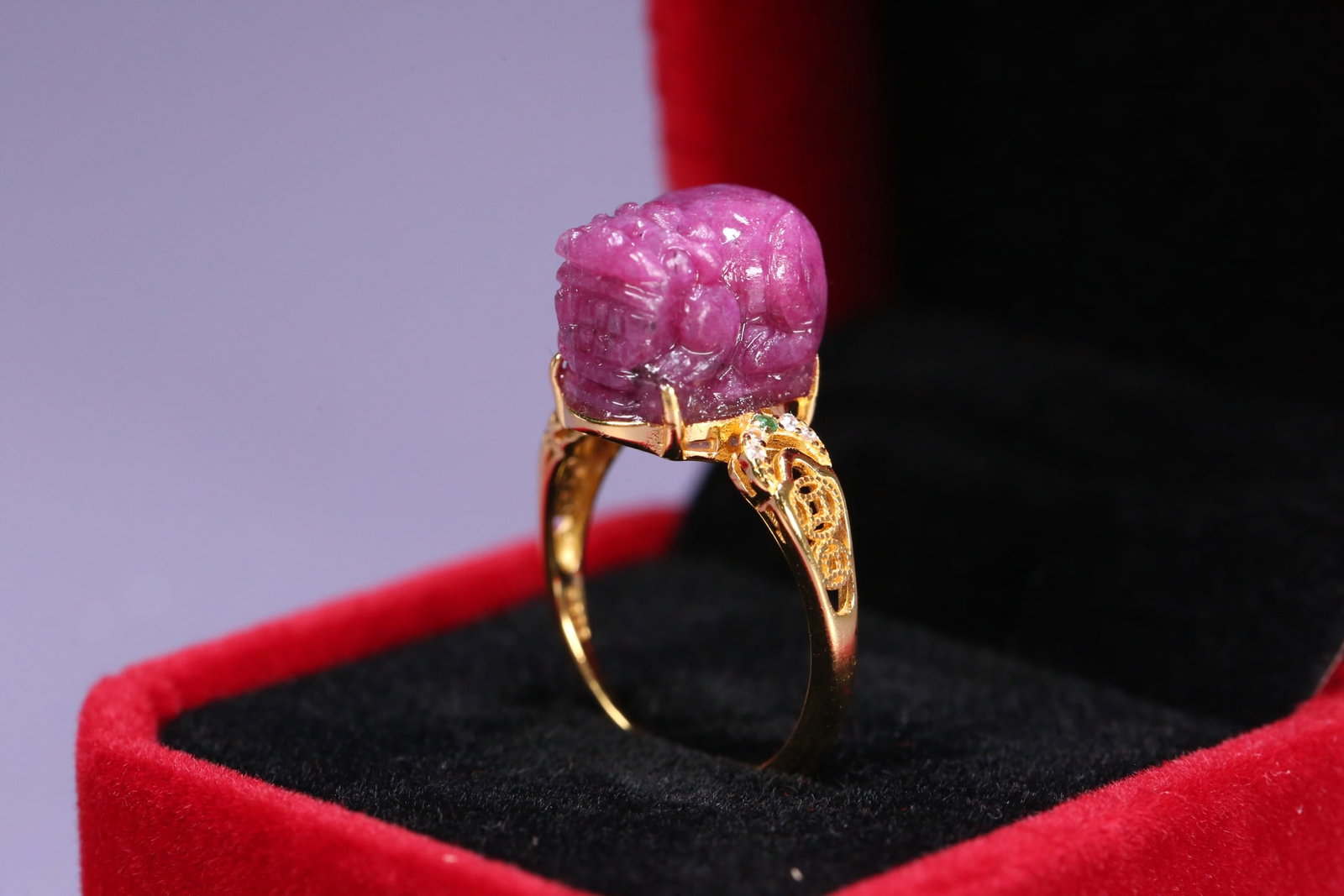 A beautiful ruby-clad silver-gilt Pixiu ring - 2