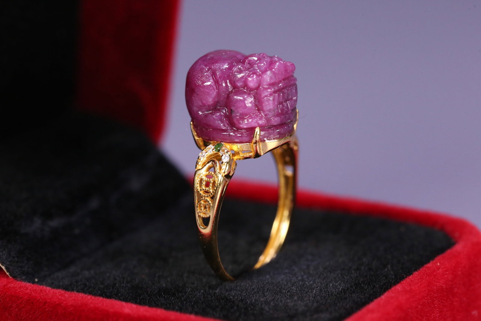 A beautiful ruby-clad silver-gilt Pixiu ring - 3