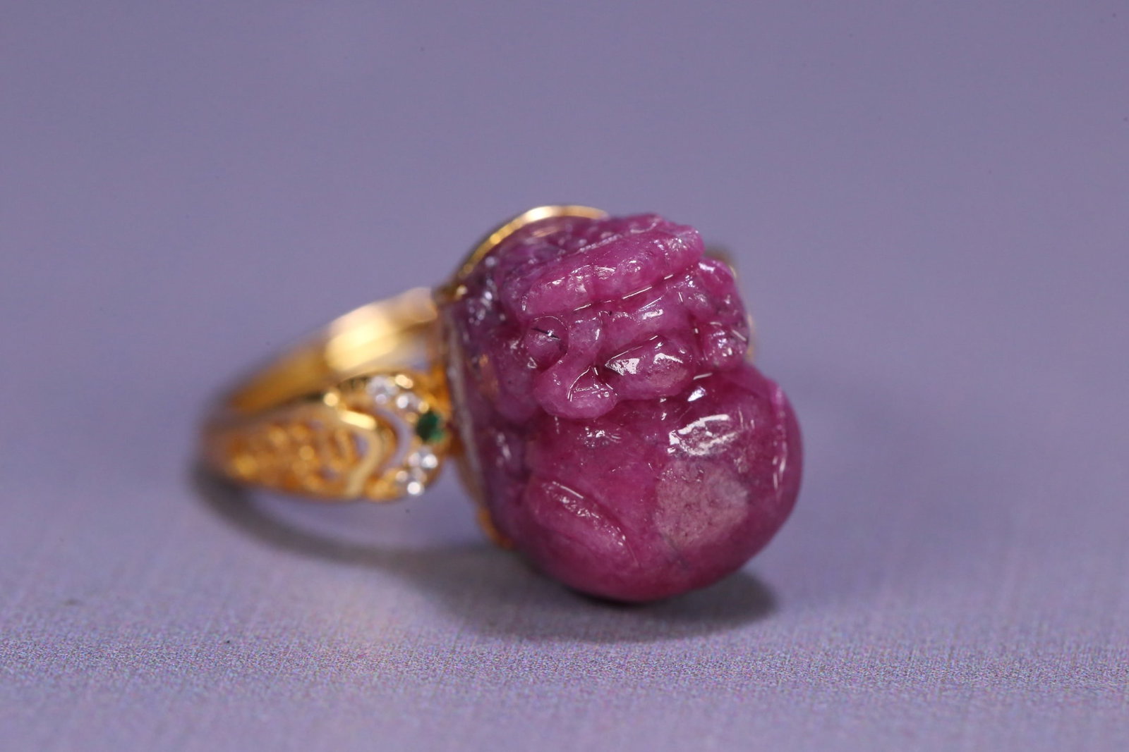 A beautiful ruby-clad silver-gilt Pixiu ring - 4