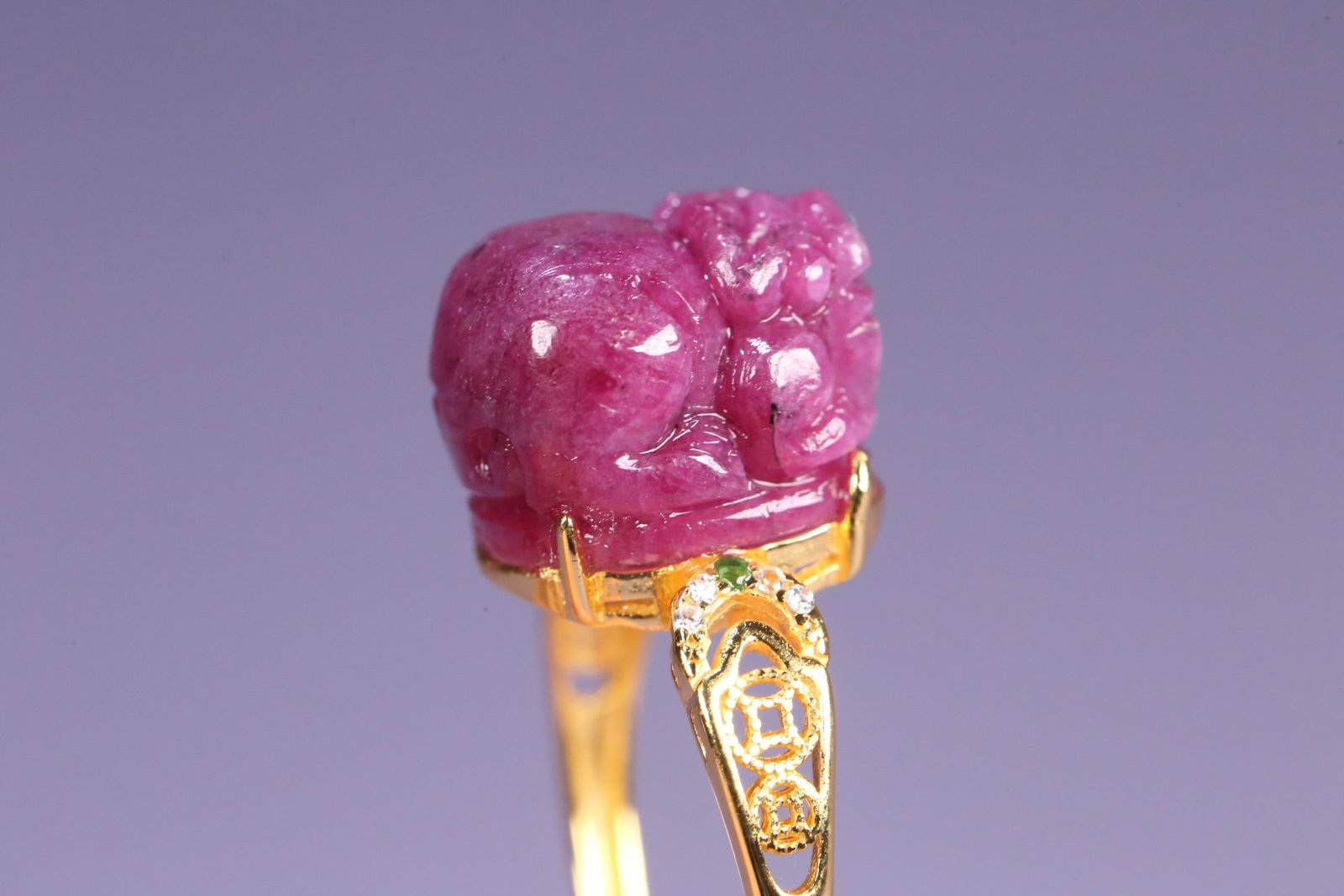 A beautiful ruby-clad silver-gilt Pixiu ring - 7