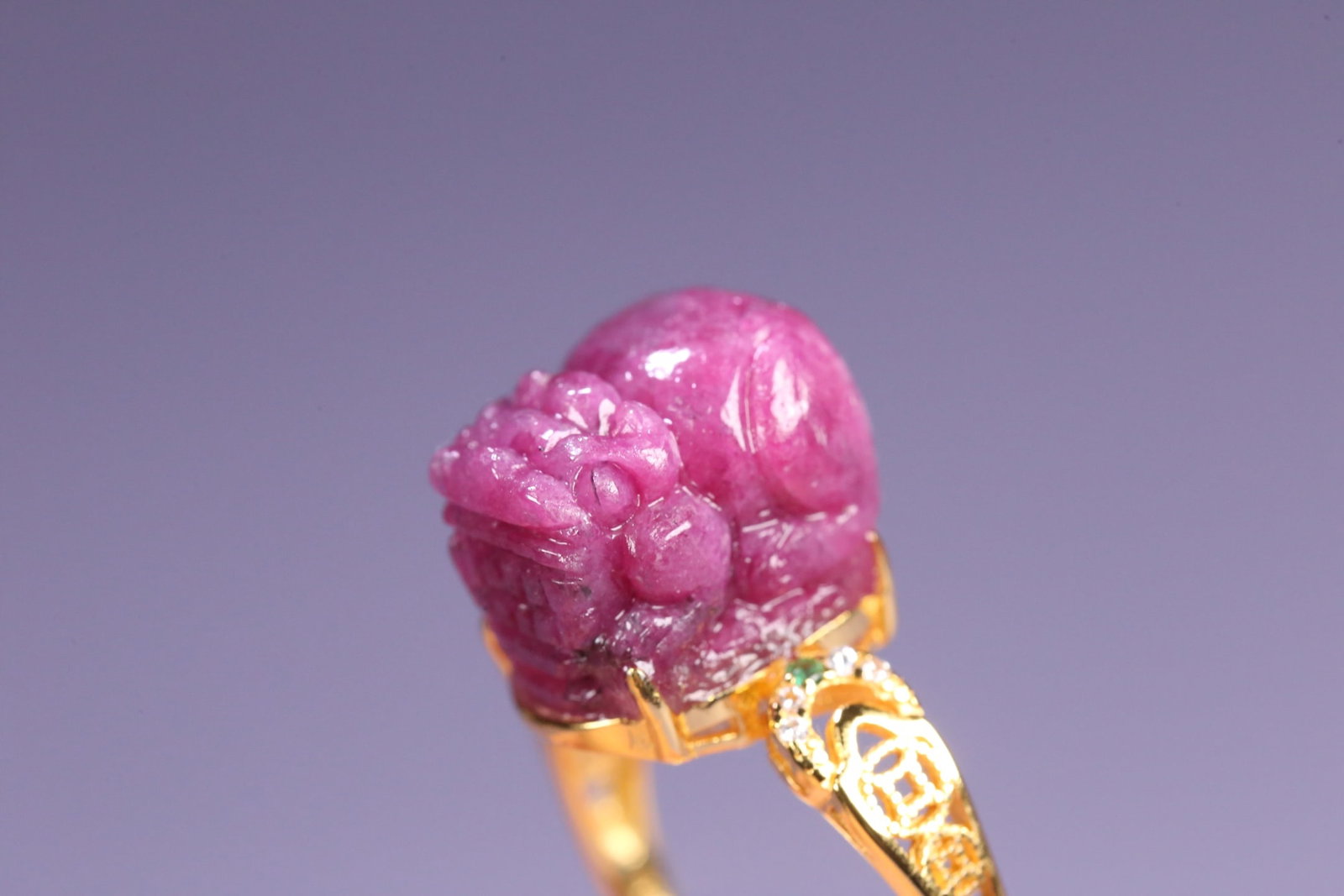 A beautiful ruby-clad silver-gilt Pixiu ring - 8