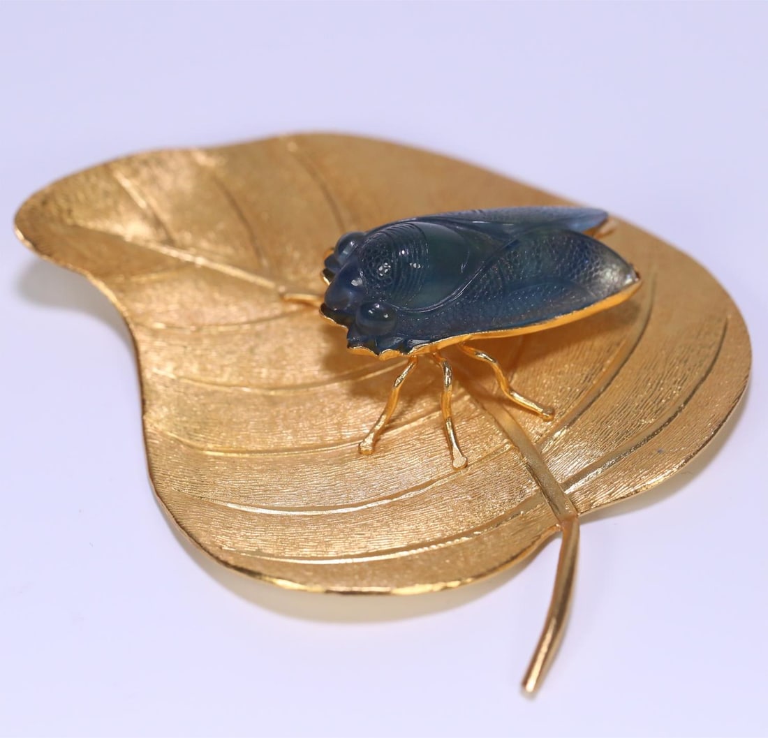 A beautiful copper-gilt leaf-embedded aquamarine bird ornament: Exquisite copper gilt leaf inlaid aquamarine bird ornament Size:9.7x8x2.5cm W:0.058kg (The Dimensions Of All Batches Are Manually Measured.If You Need More Detailed Information, Please Contact Our Cus