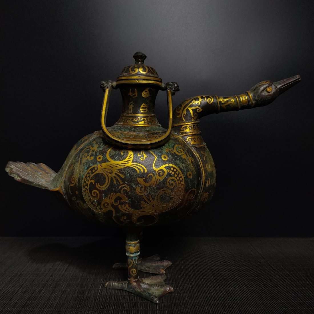 A bronze duck-shaped pot from the Warring States period (1 of 9)