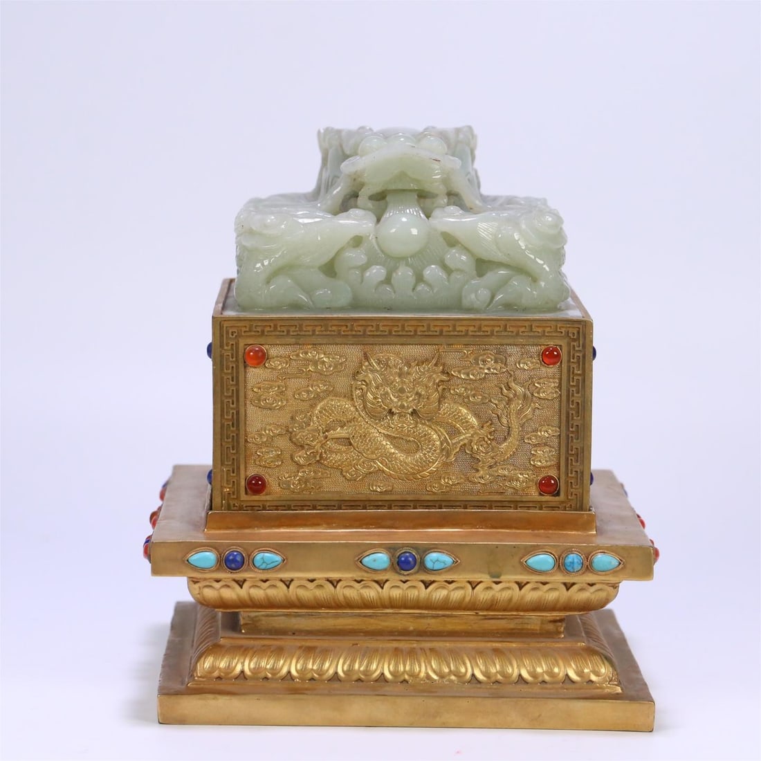A large seal with a copper gilt dragon pattern of Hetian jade wrapped in the Qing Dynasty: Qing Dynasty Hetian jade-wrapped copper gilt dragon pattern large seal Size:17.5x17.5x20cm Seal:12.9x12.9x13.2cm W:7.07kg (The Dimensions Of All Batches Are Manually Measured.If You Need More Detailed