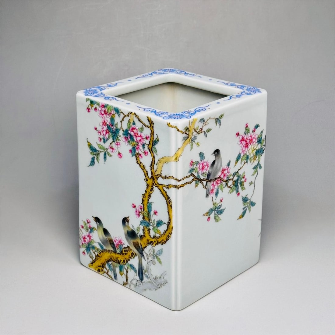 A four-sided flower and bird emerald pattern of the Qing Dynasty Yongzheng year of the Qing Dynasty: The four-sided flower bird emerald pattern of the Yongzheng era of the Qing Dynasty has a square pen holder Size:H:14.5cm Calibre:11cm Bottom:10.5cm (The Dimensions Of All Batches Are Manually Measure
