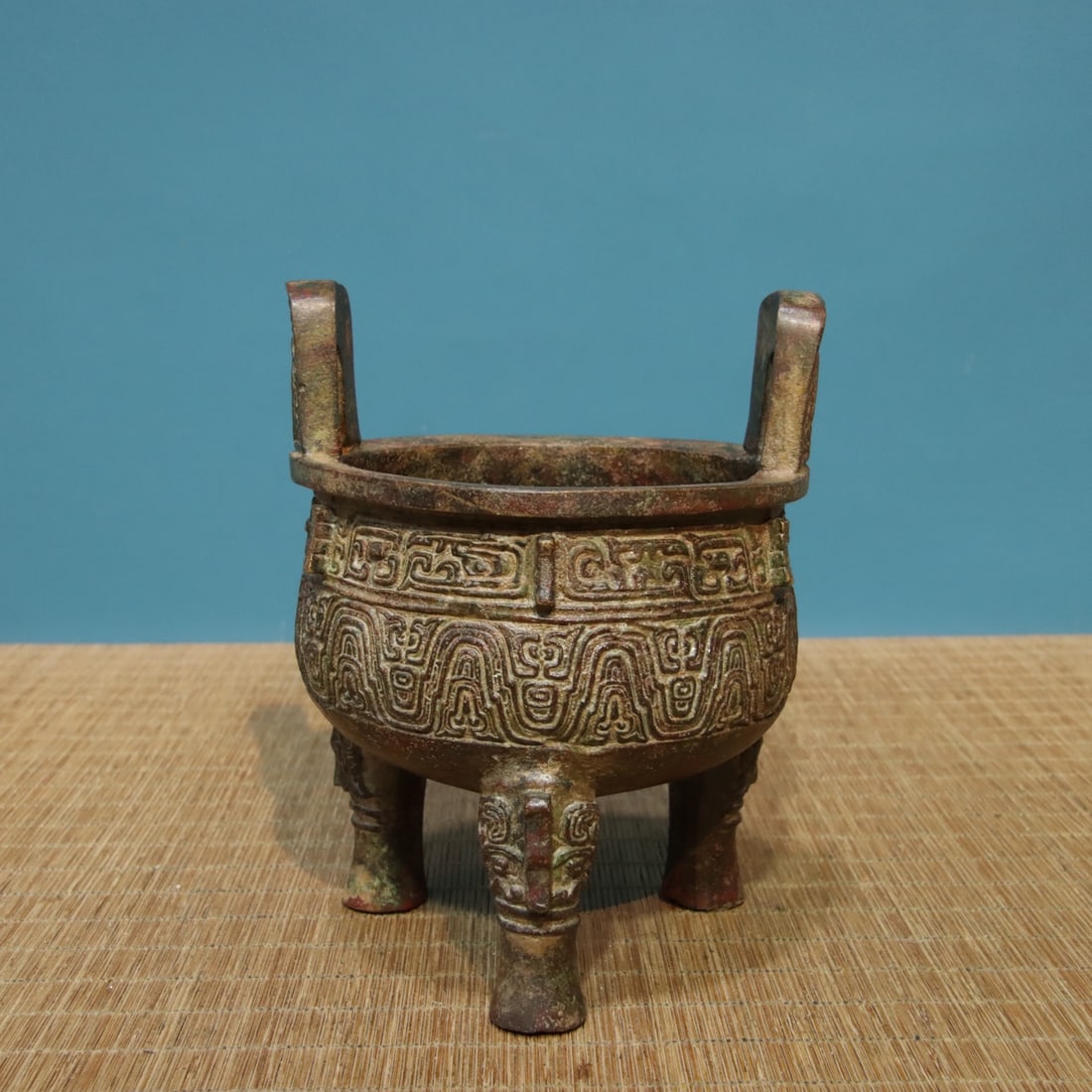 A fine bronze small Keding: Exquisite bronze small Keding Size:D:12.5cm H:16cm W:1.25kg (The Dimensions Of All Batches Are Manually Measured.If You Need More Detailed Information, Please Contact Our Customer Service Before Biddi