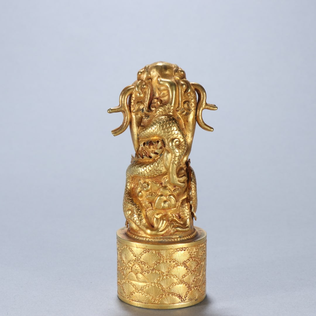 A copper gilt dragon button seal of the Qing Dynasty: Qing Dynasty copper gilt dragon button seal Size:H:11.4cm W:5.2cm W:1.0325kg (The Dimensions Of All Batches Are Manually Measured.If You Need More Detailed Information, Please Contact Our Customer Ser