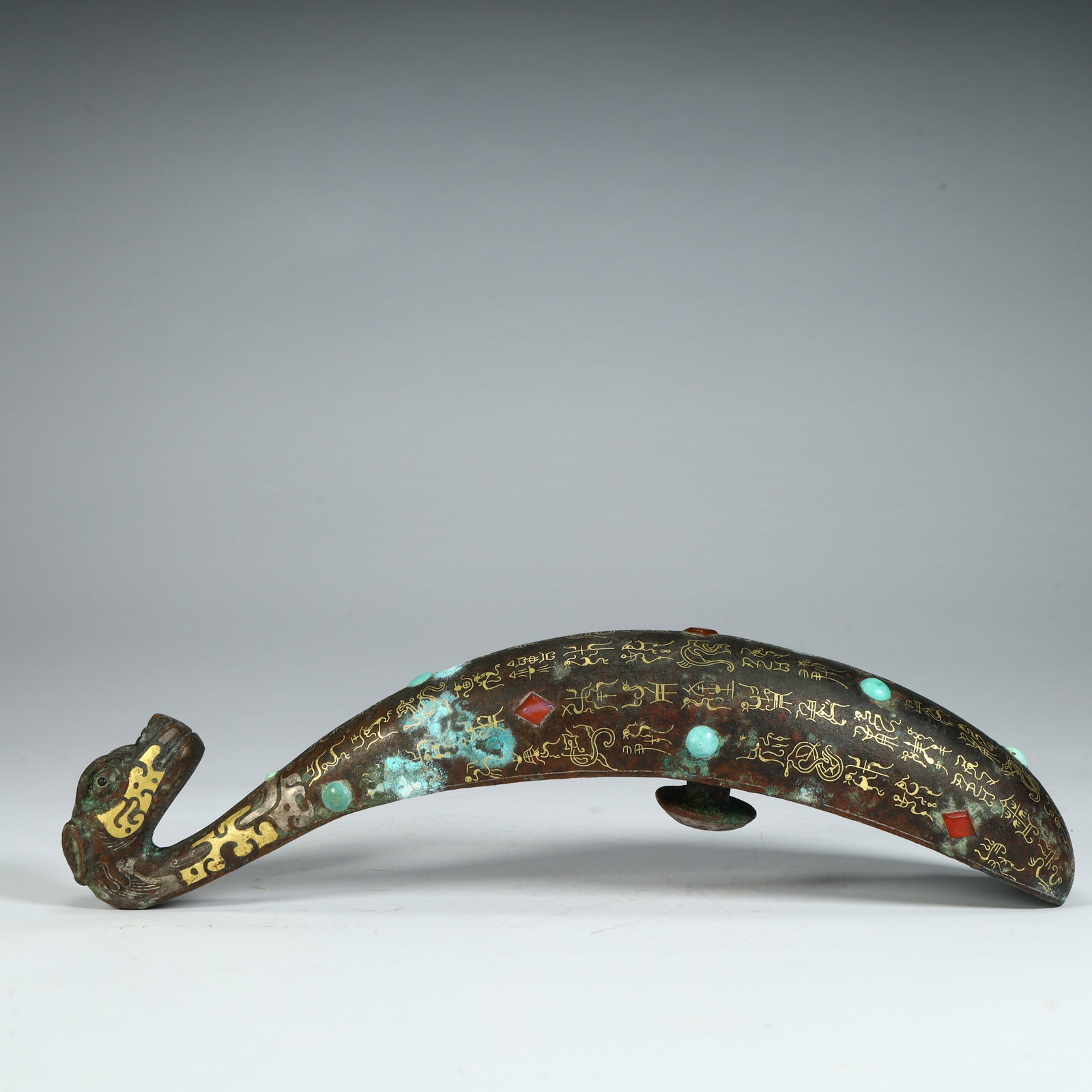 A piece of gold and silver inlaid turquoise bronze with hooks: Gold and silver inlaid with turquoise bronze belt hooks size:H:7.5cm L: 26cmW:4.7cm W: 897g (The Dimensions Of All Batches Are Manually Measured.If You Need More Detailed Information, Please Contact O