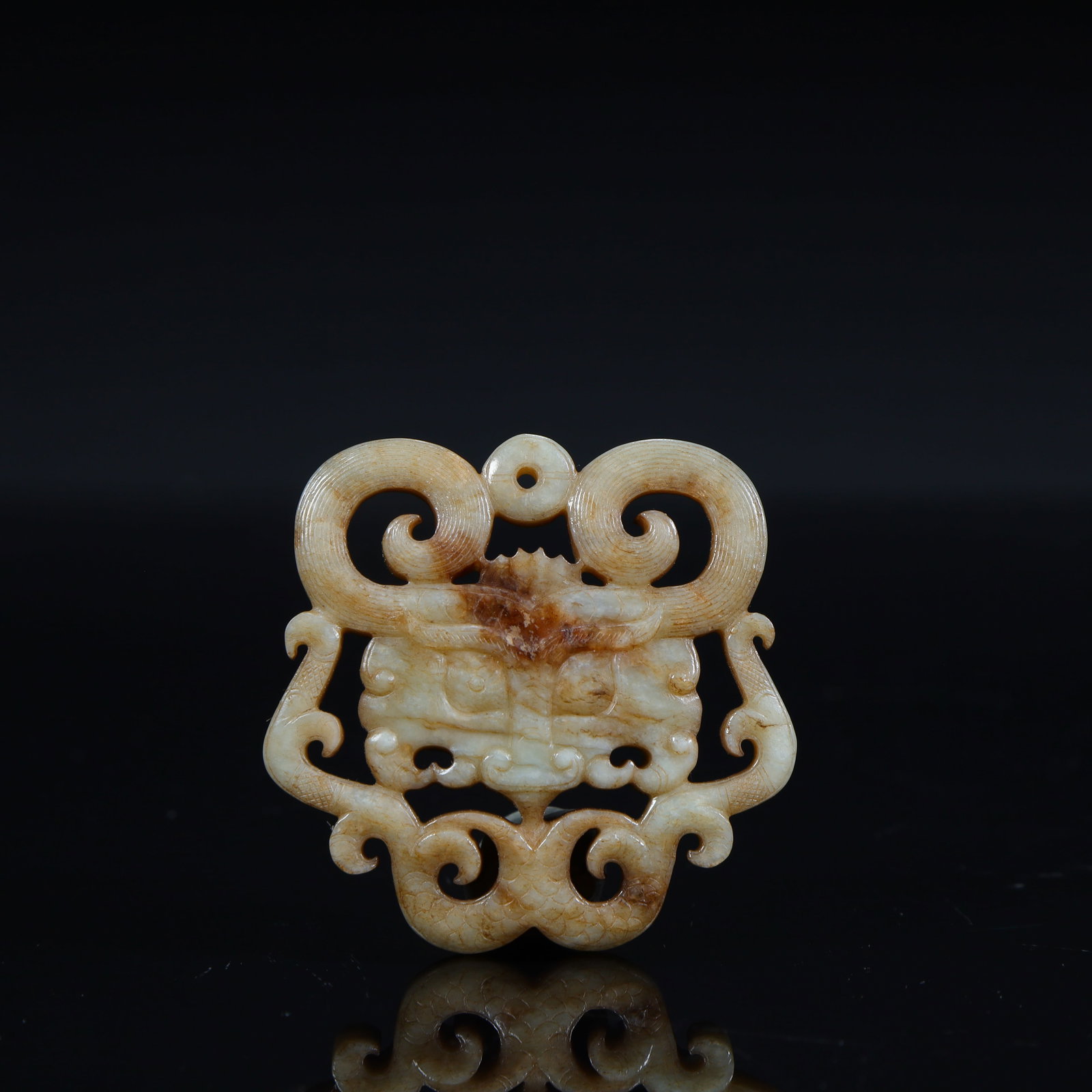 A Qing Dynasty Hetian jade color double dragon pattern pendant (1 of 11)