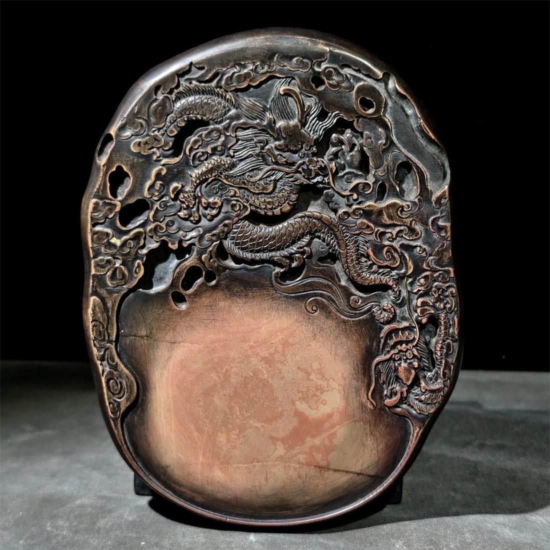 A red silk inkstone of the Canglong Godson of Ji Huang: Ji Huang's Canglong godson red silk inkstone Size:L:19.5cm W:14.8cm T:4cm (The Dimensions Of All Batches Are Manually Measured.If You Need More Detailed Information, Please Contact Our Customer Servic