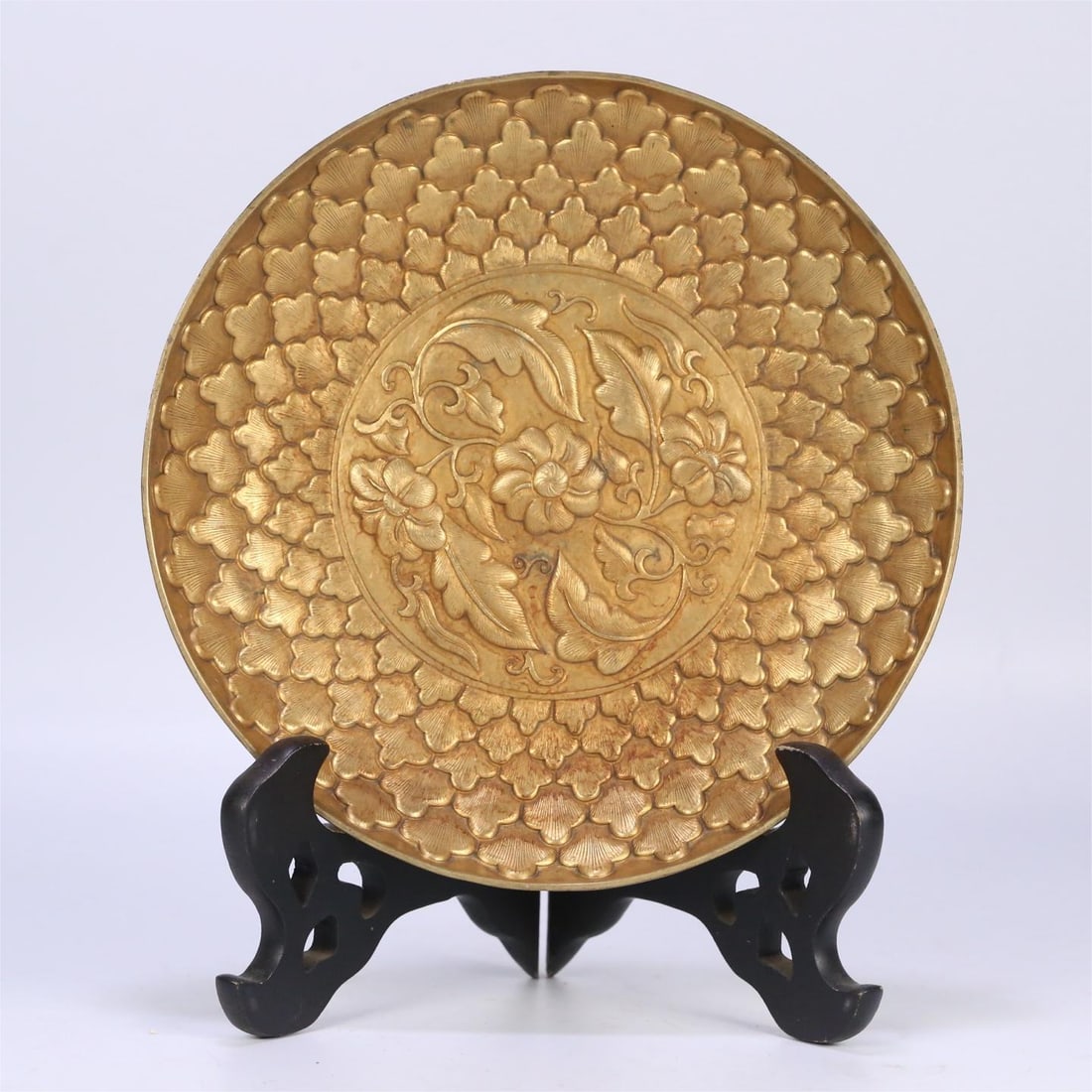 A beautiful copper-gilt floral appreciation plate: Exquisite copper gilt flower appreciation plate Size:19x4cm W:0.6165kg (The Dimensions Of All Batches Are Manually Measured.If You Need More Detailed Information, Please Contact Our Customer Service B