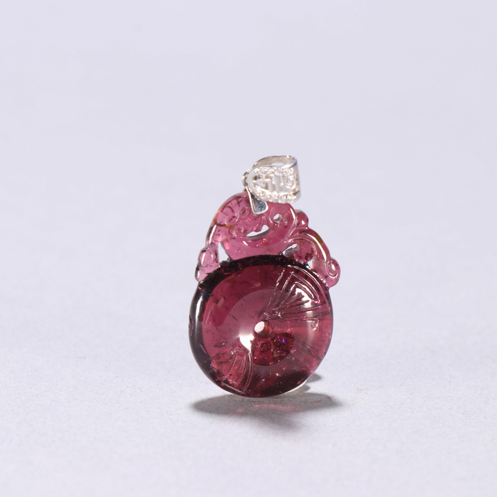 A tourmaline pendant from the Qing Dynasty: Tourmaline pendant of the Qing Dynasty Size:H:2.8cm W:1.9cm W:0.0056kg (The Dimensions Of All Batches Are Manually Measured.If You Need More Detailed Information, Please Contact Our Customer Service B