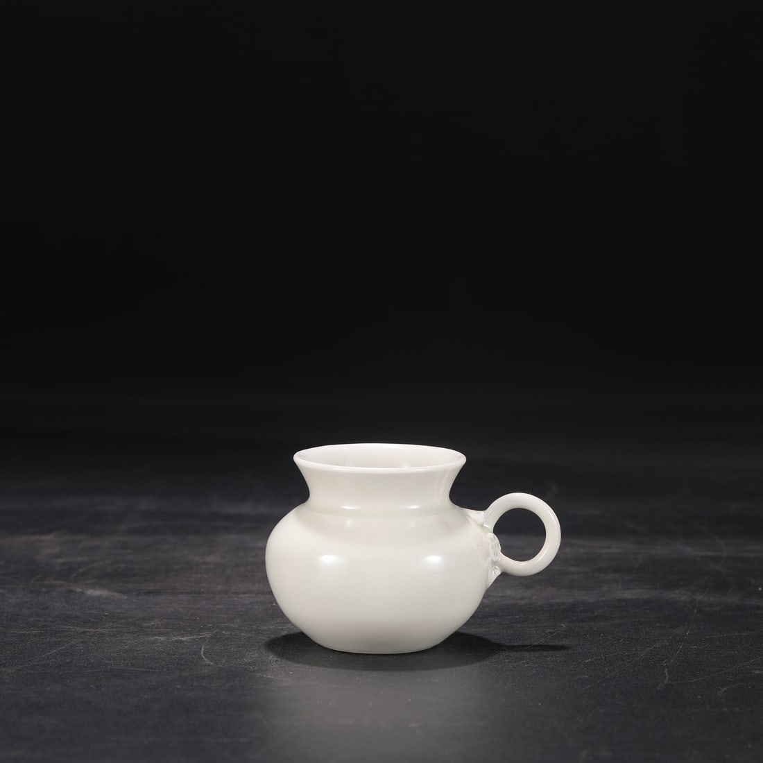 A white-glazed cup from the Xing kiln in the Tang Dynasty: The white glaze handle cup of the Xing kiln in the Tang Dynasty Size:H:6.5cm Calibre:5.5cm Belly diameter:9cm (The Dimensions Of All Batches Are Manually Measured.If You Need More Detailed Information