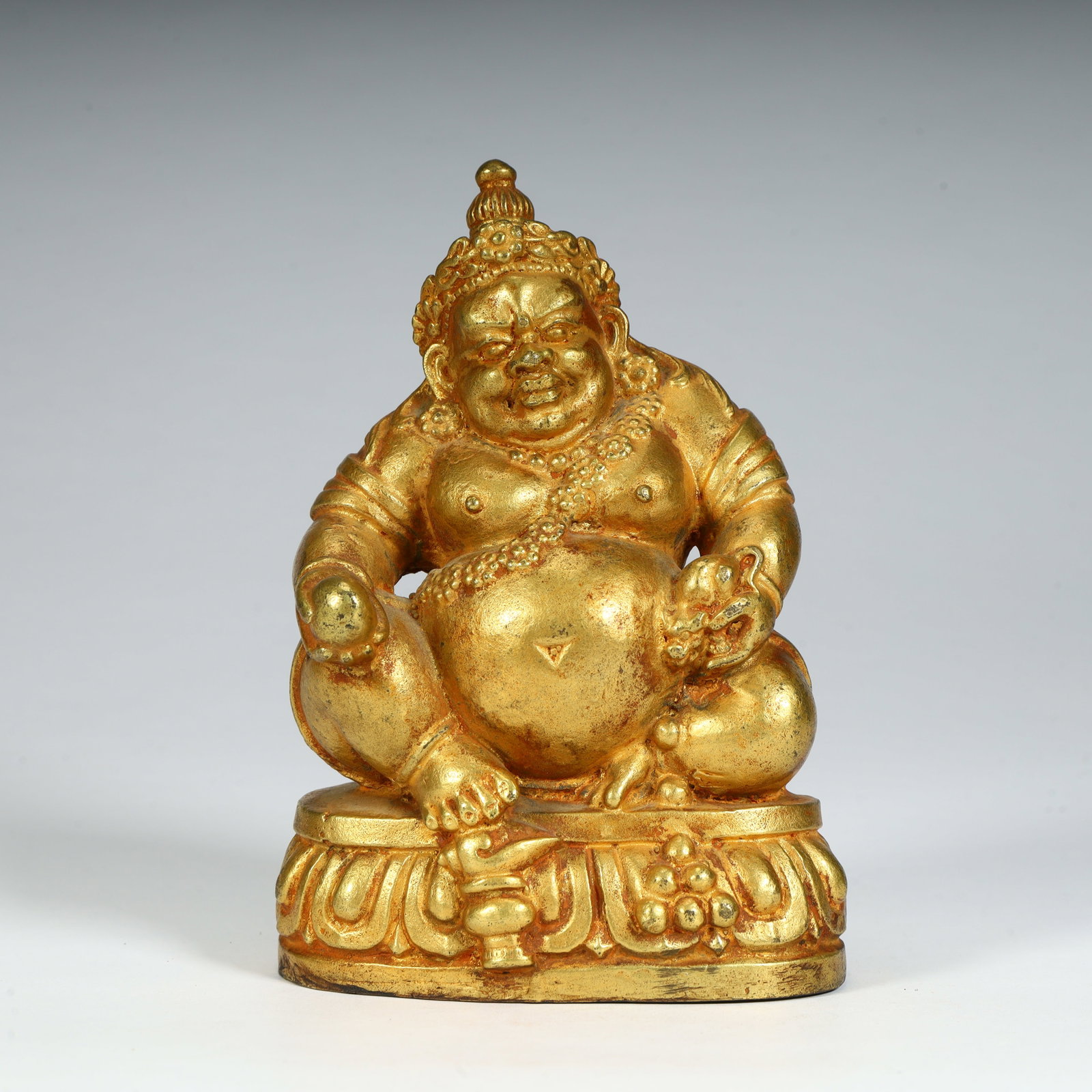 A seated statue of the God of Wealth in copper gilt gold from the Qing Dynasty: The bronze gilt yellow God of Wealth seated statue of the Qing Dynasty size:H:11.5cm L: 8cmW:4.7cmW: 464g (The Dimensions Of All Batches Are Manually Measured.If You Need More Detailed Information, Pl